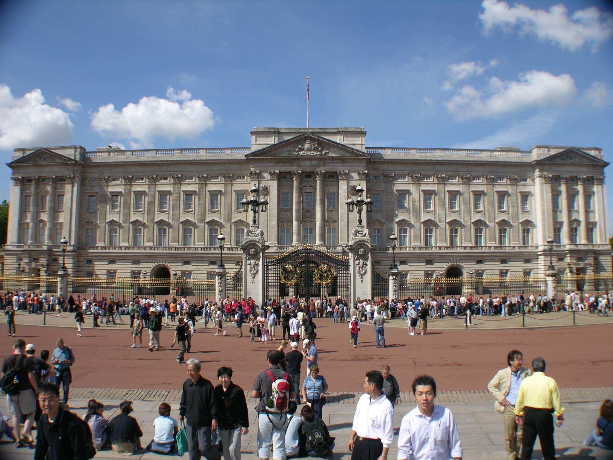 London 01 13 Buckingham Palace Buckingham Palace is the official London residence of The Queen and is one of the most famous and easily recognizable fa�ades of any building in the world.